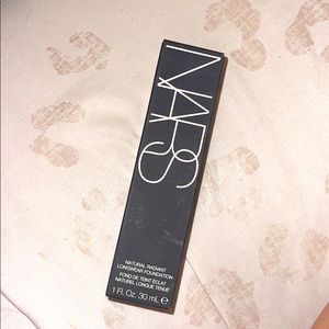 Nars Natural Radiant Longwear Foundation